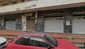 Carabinieri e soccorsi davanti a una tabaccheria a Molassana